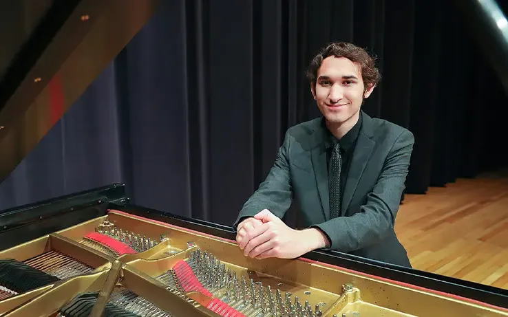 体育菠菜大平台 music student sitting at a piano